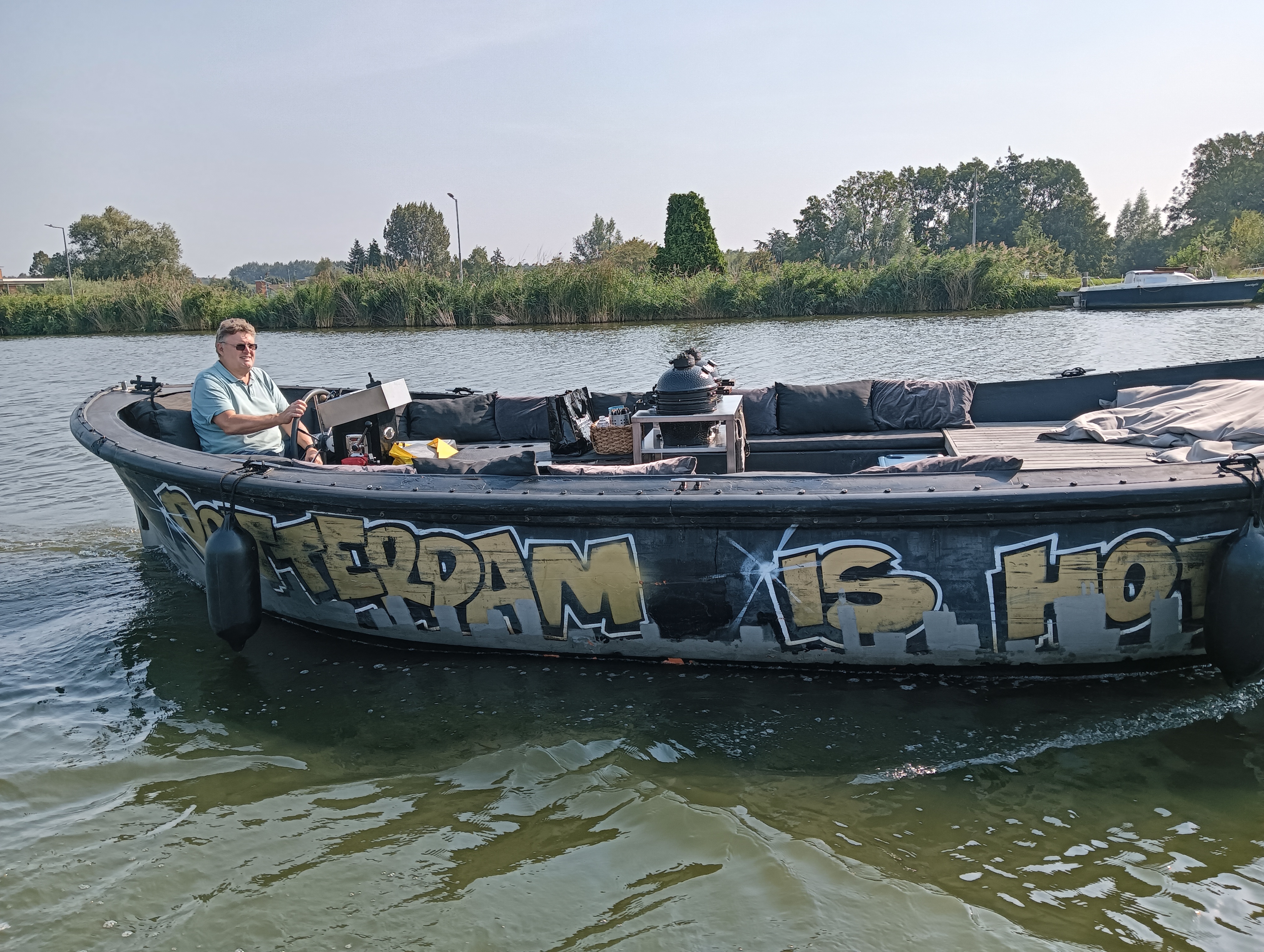 Bubbels (BBQ-sloep) van Rotterdam is Hot in Rotterdam